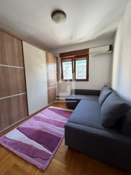 Manja dnevna soba sa ugaonom garniturom, velikim plakarom i tepihom. - image 5
