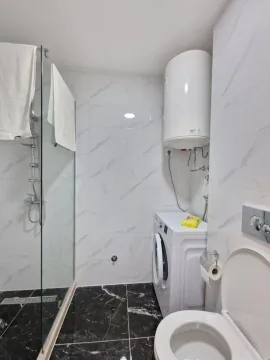 Moderno opremljeno kupatilo sa tuš kabinom, veš mašinom i bojlerom. - image 9