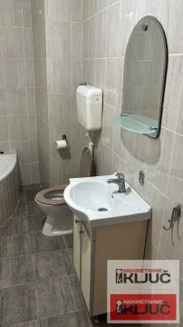Manje kupatilo sa umivaonikom, ogledalom i wc šoljom. - image 8