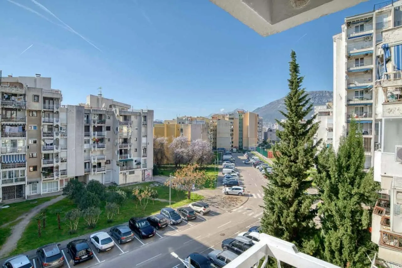 Izdavanje, dvosoban stan, 64m², Centar, Bar