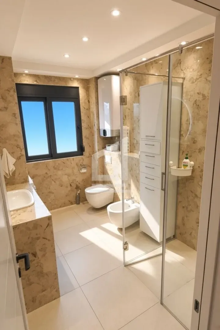 Moderne kupatilo sa tuš kabinom, WC šoljom, bideom i prozorom.