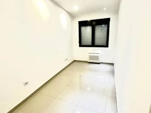 Izdavanje, poslovni prostor, 200m², Centar, Podgorica - image 7