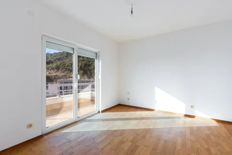 Prazna i svijetla soba sa izlazom na balkon. - image 11