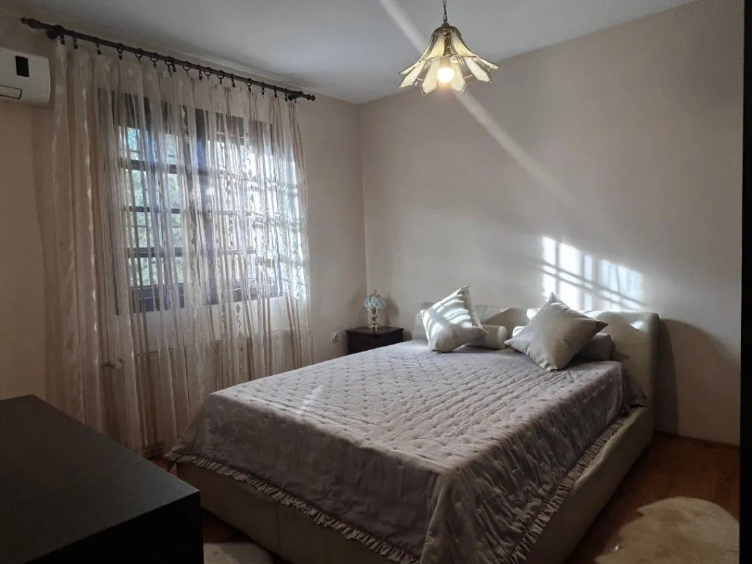 Izdavanje, kuća, 300m², Dedinje Beli Dvor, Dedinje Sve Podlokacije
