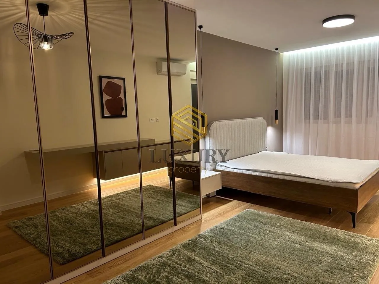 Izdavanje, dvosoban stan, 108m², Central Point, Podgorica