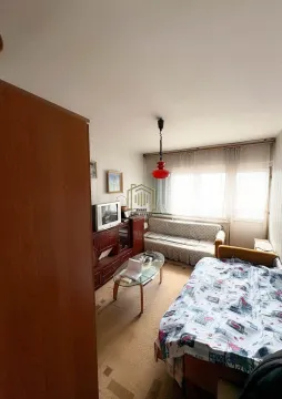 Dnevna soba sa krevetom, sofom, stočićem i TV komodom. - image 7