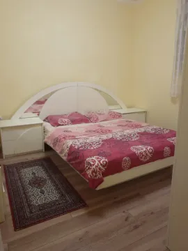 Jednostavno namještena spavaća soba sa bračnim krevetom i noćnim ormarićima. - image 7