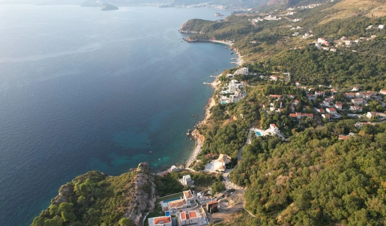 Pogled iz vazduha na obalu mora i naselje.