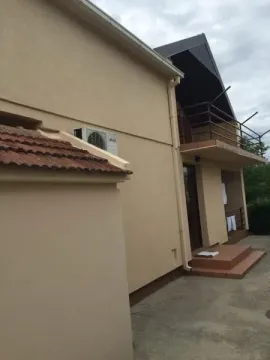 Fasada dvospratne kuće sa balkonom i ulaznim stepenicama. - image 2