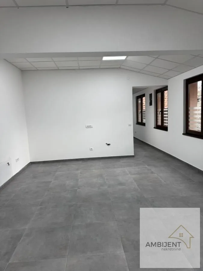 Izdavanje, poslovni prostor, 150m², Centar, Pančevo