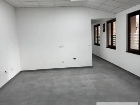 Izdavanje, poslovni prostor, 150m², Centar, Pančevo - image 10