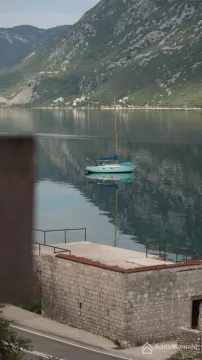 Pogled na more sa jedrilicom i planinama u pozadini. - image 3