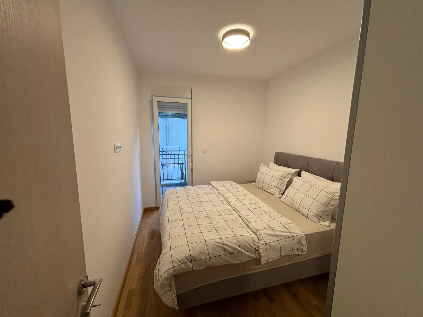 Small bedroom with a double bed and access to the terrace.