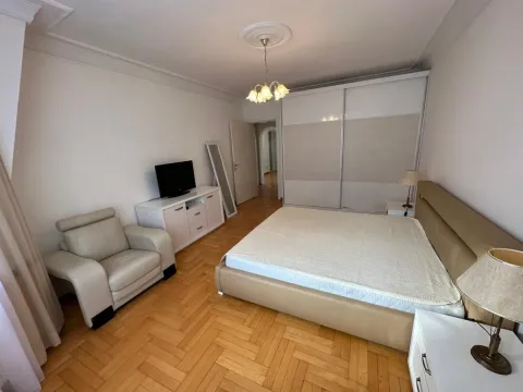 Izdavanje, četvorosoban stan, 147m², Savski Venac, Beograd - image 13