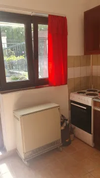 Manja kuhinja sa štednjakom, prozorom i radijatorom. - image 4