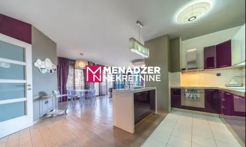 Moderna kuhinja sa šankom povezana sa trpezarijom i dnevnim boravkom. - image 5