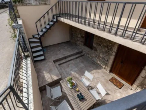 Izdavanje, kuća, 170m², Škaljari, Kotor - image 2