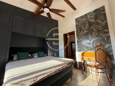 Spavaća soba sa bračnim krevetom, ugradnim ormarima i drvenim plafonskim gredama. - image 40