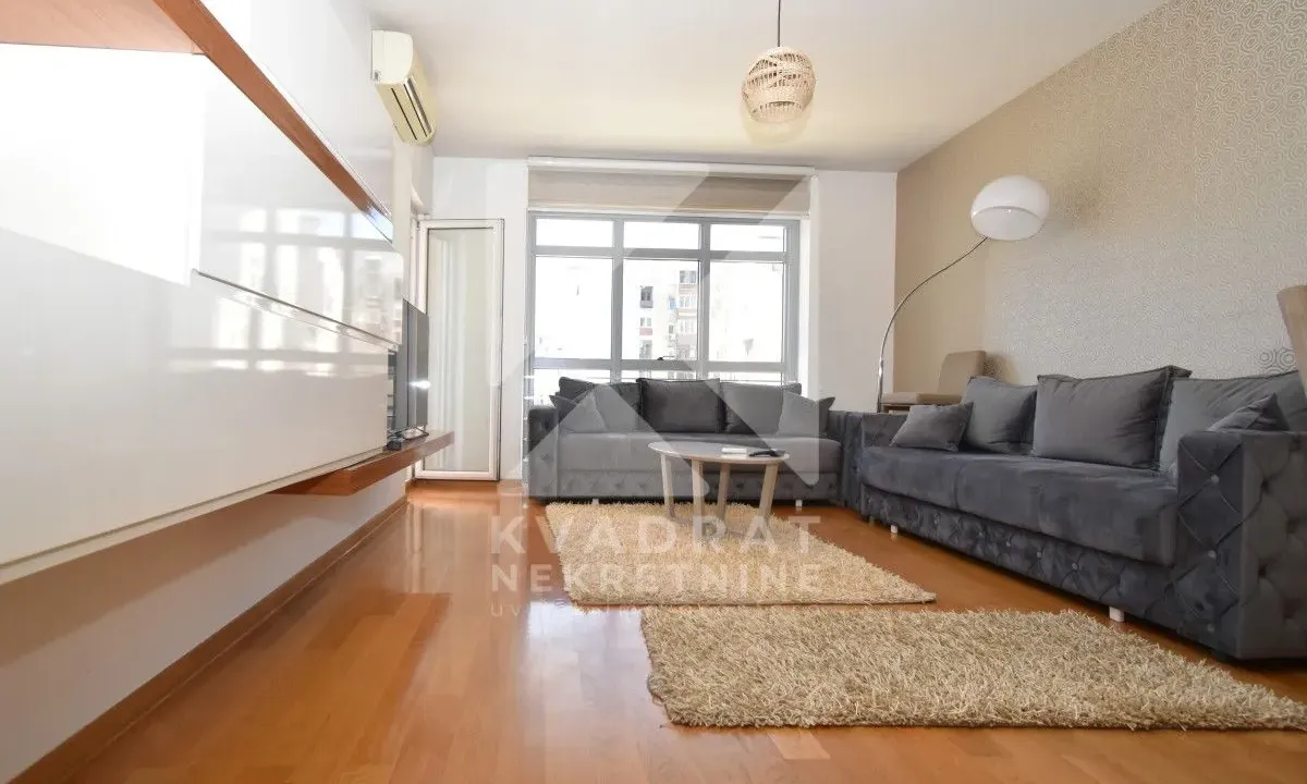 Izdavanje, trosoban stan, 100m², Blok 6, Podgorica