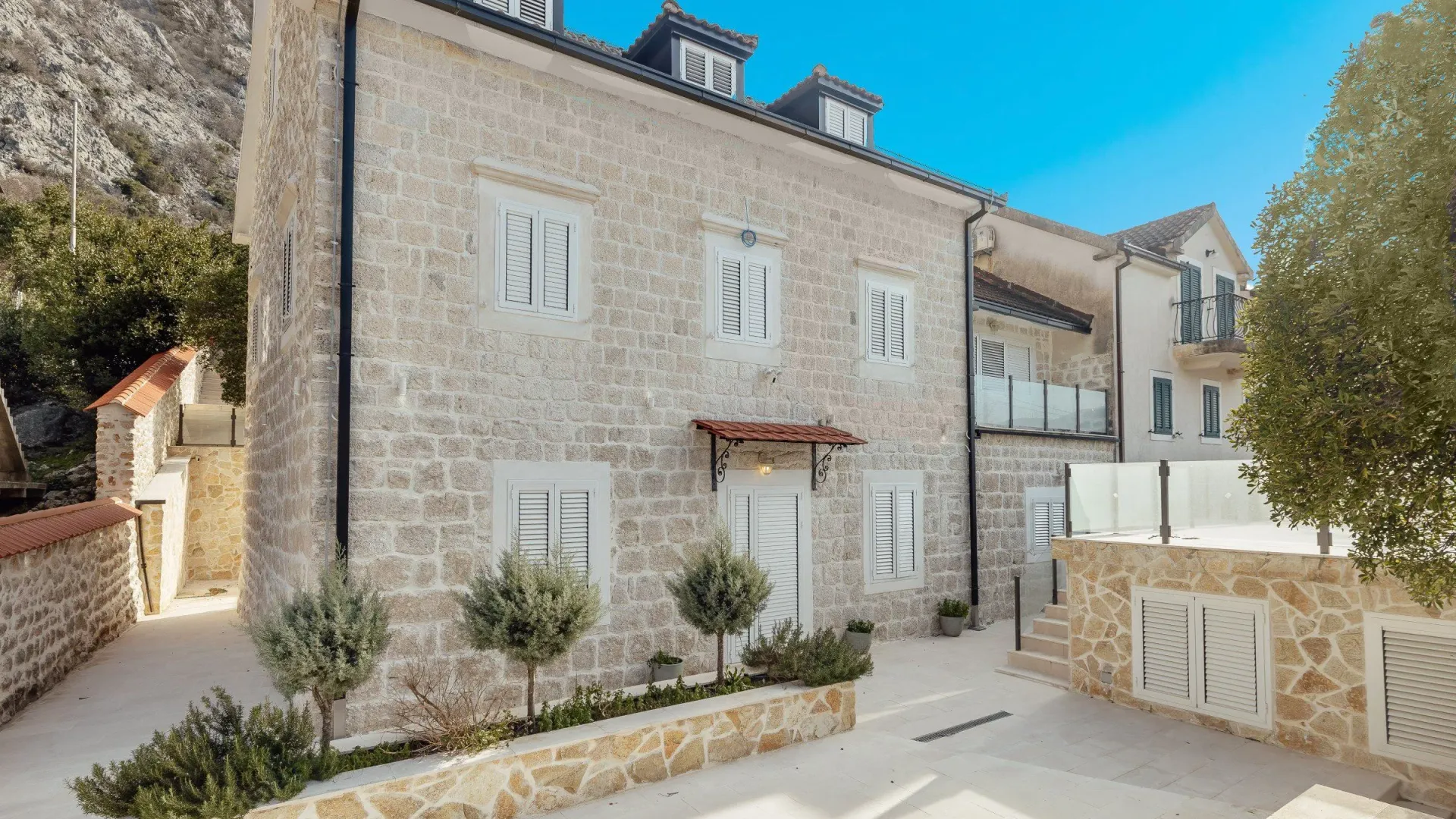 Prodaja, kuća, 380m², Ljuta, Kotor