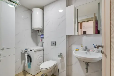 Kupatilo opremljeno umivaonikom, WC šoljom, mašinom za veš i bojlerom. - image 4