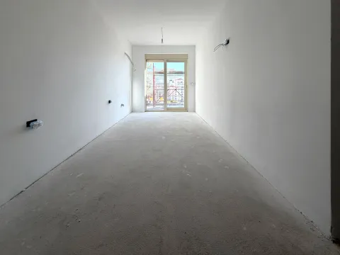 Prazna prostorija u izgradnji sa bijelim zidovima i balkonskim vratima. - image 11