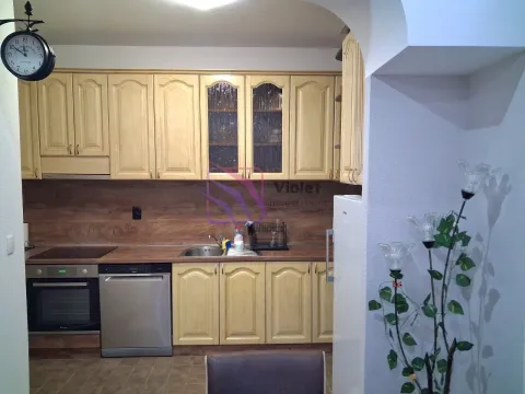 Kuhinja sa drvenim elementima, ugradnom rernom i mašinom za pranje sudova. - image 7