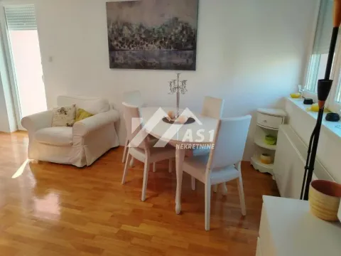 Dnevni boravak sa trpezarijskim stolom i udobnom foteljom. - image 4