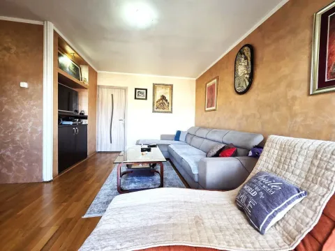 Dnevna soba sa garniturom, stočićem i TV komodom. - image 8