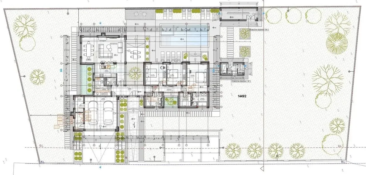 Detaljan arhitektonski plan kuće sa rasporedom prostorija i spoljnim uređenjem.