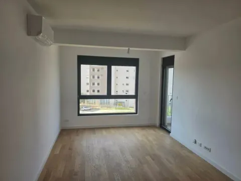Prazna soba sa parketom, bijelim zidovima i klima uređajem. - image 6
