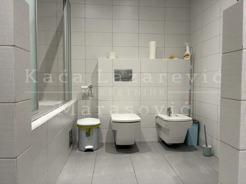 Modern bathroom equipped with sanitary ware and a shower cabin.