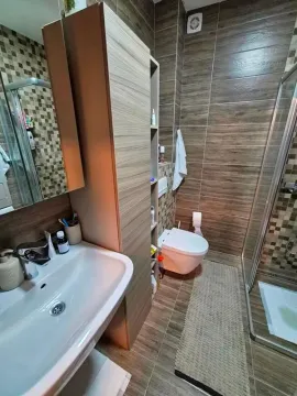 Pogled odozgo na moderno opremljeno kupatilo sa umivaonikom, WC šoljom i tuš kabinom. - image 7