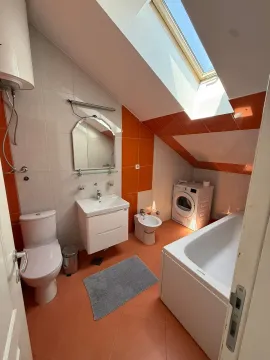 Kupatilo sa kadom, WC šoljom, bideom, umivaonikom i krovnim prozorom. - image 9