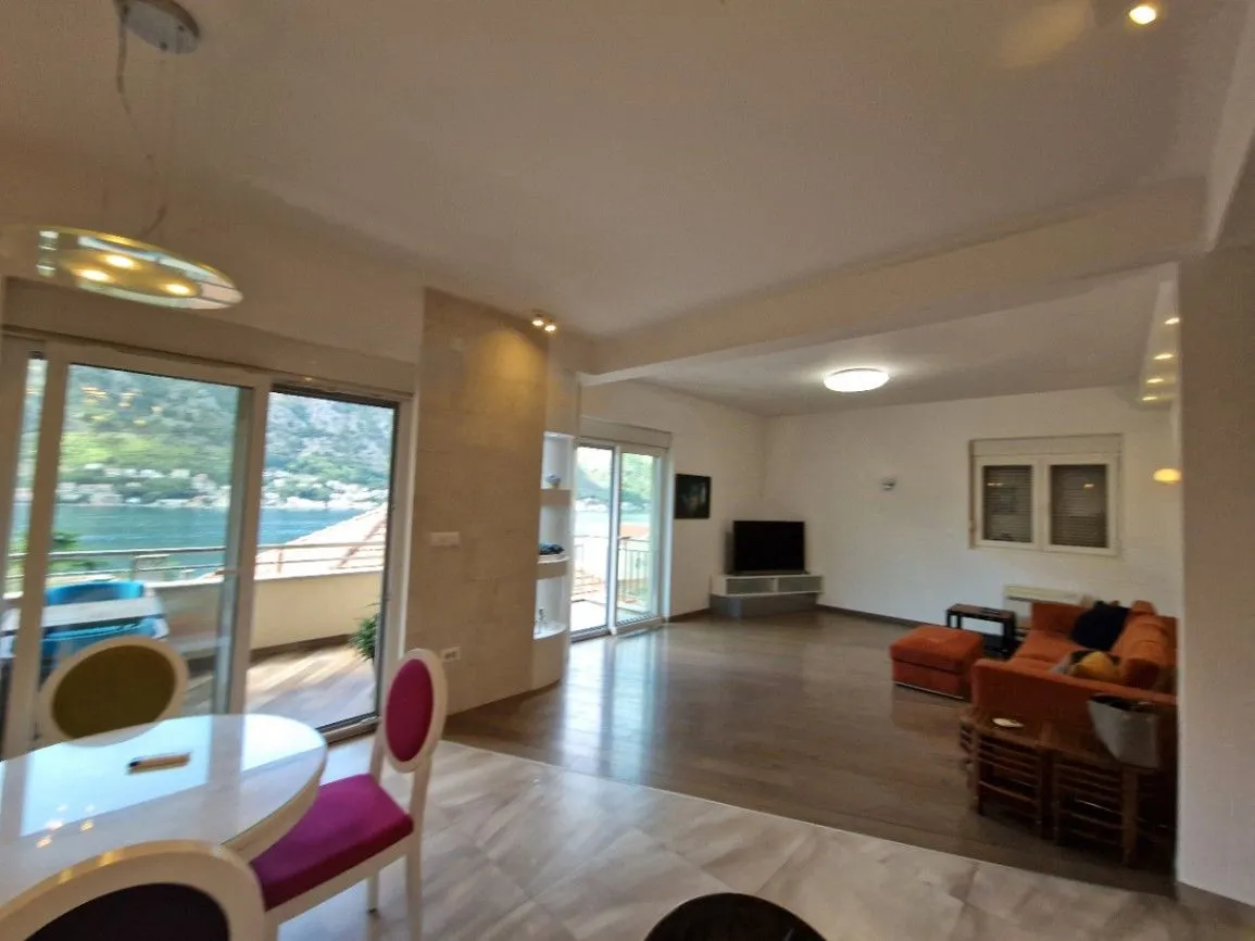 Prodaja, dvosoban stan, 108m², Centar, Kotor