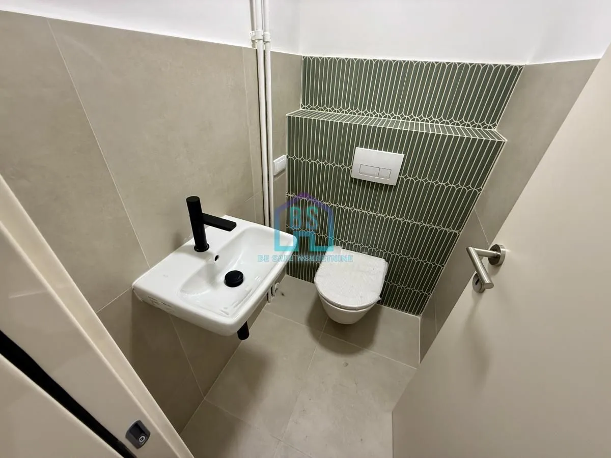 Manje kupatilo sa umivaonikom i toalet šoljom.