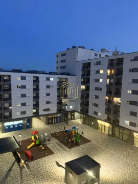 Pogled sa visine na dvorište stambene zgrade sa dječijim igralištem u sumrak. - image 5