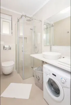 Moderne kupatilo sa tuš kabinom, umivaonikom i veš mašinom. - image 8