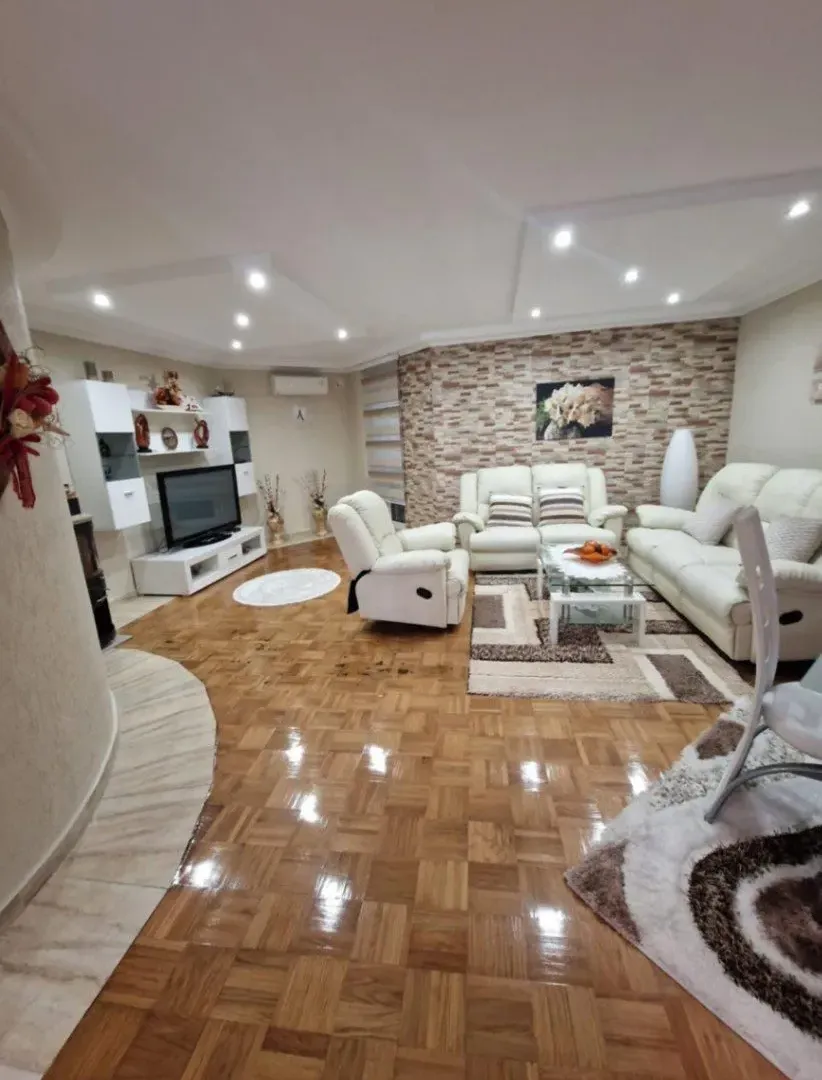 Sale, house, 130m², Tomba, Bar