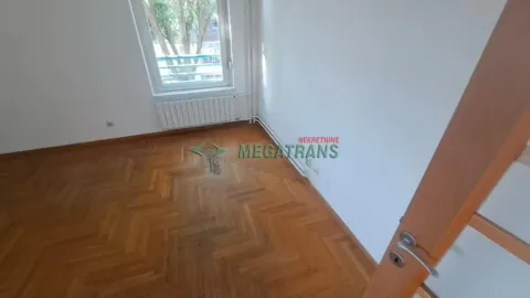 Prazna soba sa parketom i prozorom. - image 3