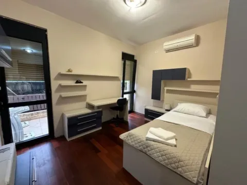 Izdavanje, trosoban stan, 130m², Dobrota, Kotor - image 3