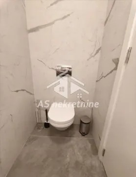 Manje kupatilo obloženo keramičkim pločicama sa ugradnom WC šoljom. - image 22