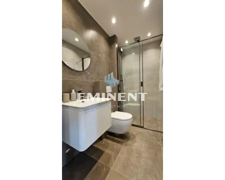Moderno kupatilo sa tuš kabinom, umivaonikom i wc šoljom. - image 7