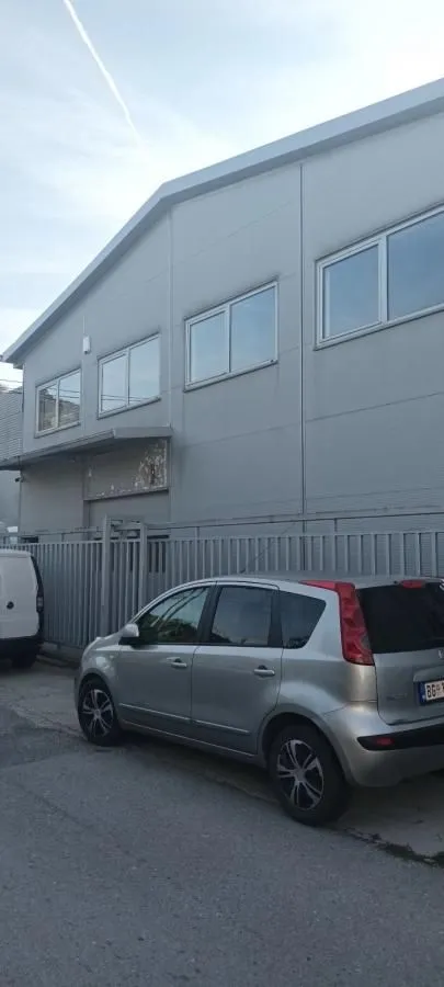 Izdavanje, poslovni prostor, 400m², Kneževac, Beograd