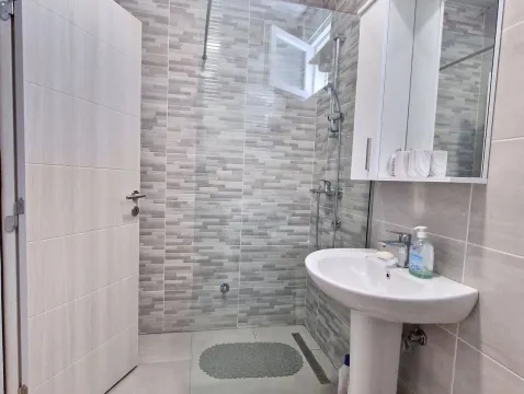 Rent, one bedroom apartment, 47m², Bečići, Budva - image 9