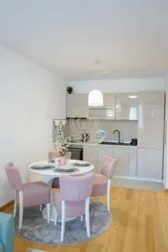 Manja kuhinja sa trpezarijskim stolom i roze stolicama. - image 6