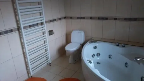 Kupatilo sa đakuzi kadom i toaletom. - image 7