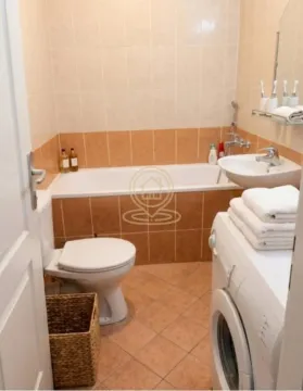 Kupatilo opremljeno kadom, umivaonikom, WC šoljom i veš mašinom. - image 5
