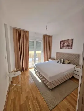 Svjetla i uredna spavaća soba sa bračnim krevetom i balkonskim vratima. - image 8