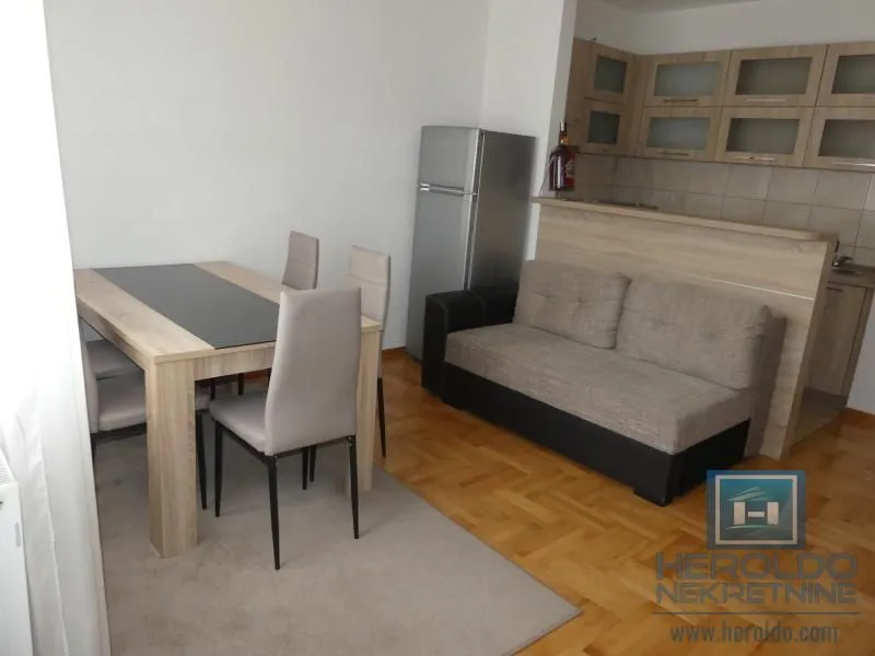 Prodaja, četvorosoban stan, 105m², Vašarište, Jagodina